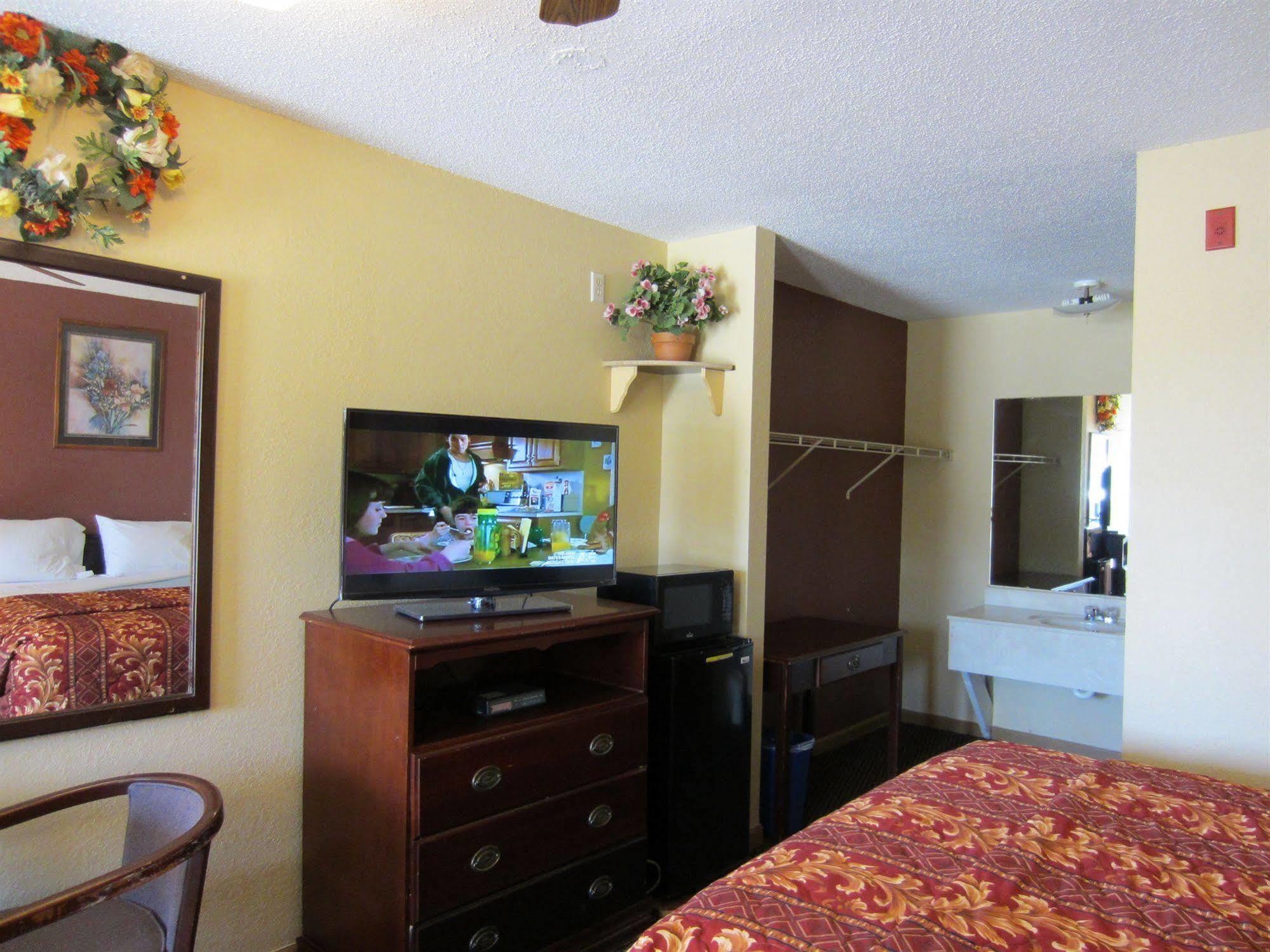 First Western Inn - Fairmont City Luaran gambar